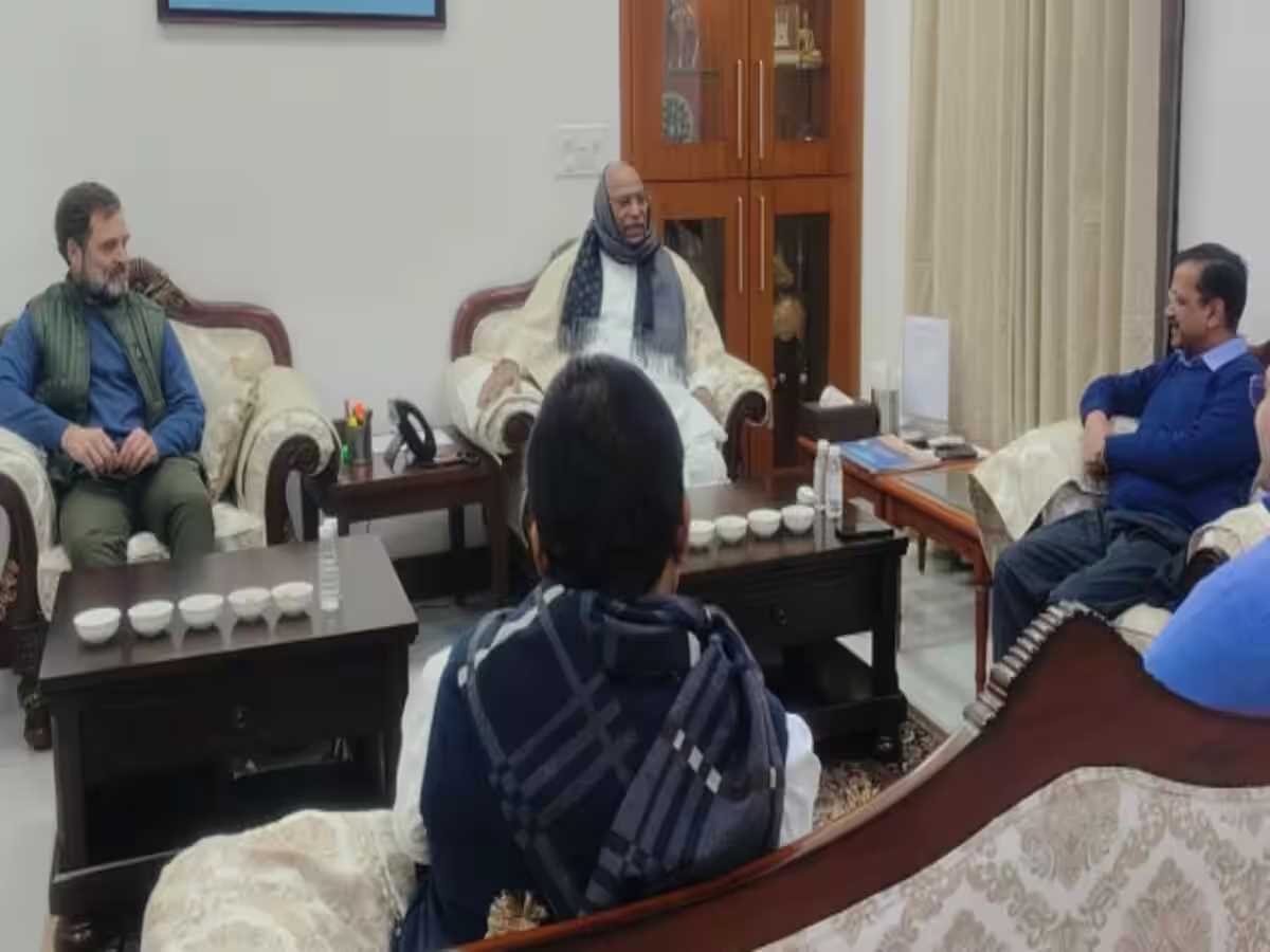 इंडिया गठबंधन की बैठक के बाद मिले खड़गे-राहुल और केजरीवाल